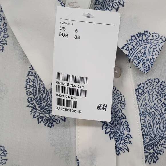 Sleeveless blouse in airy chiffon. Collar, buttons at front, and a rounded hem. - Picture 10 of 11